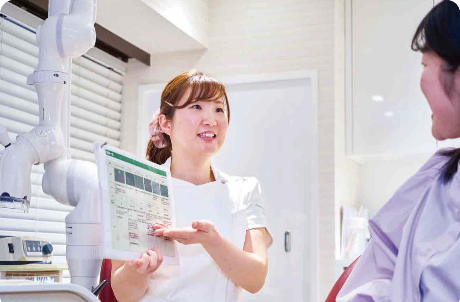 患者さんへケアを説明する歯科衛生士